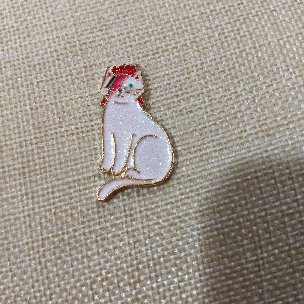 Ziggy Stardust Glittery Cat Lapel Pin - Picture 6 of 6